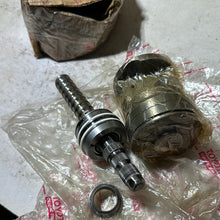 Load image into Gallery viewer, 04044-60110 FRONT STEERING GEAR & LINK, toyota