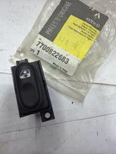 Cargar imagen en el visor de la galería, 7700822683 SW D/GLASS 3/21/6 RENAULT