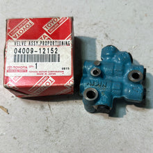 Cargar imagen en el visor de la galería, 04009-12152 Válvula de Proporción Toyota
