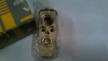 Cargar imagen en el visor de la galería, Válvula de Expansión de Aire Acondicionado para Renault Megane (07/1997 en adelante) - Referencia 7701044611