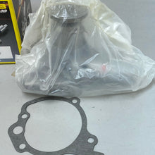 Cargar imagen en el visor de la galería, Bomba de Agua GMB MD009000/GWM-12A para Vehículos Clásicos