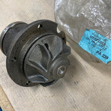 Cargar imagen en el visor de la galería, Bomba de Agua PA239 para Mercedes 280, 280E y 280CE (Desde Mayo 1972)