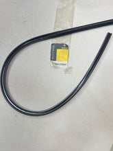 Laden Sie das Bild in den Galerie-Viewer, Emblema Paragolpes Delantero Renault 7700810504
