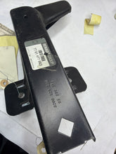 Cargar imagen en el visor de la galería, 7751477663 SOPORTE ALETA RENAULT
