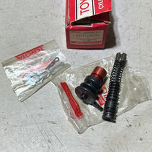 Cargar imagen en el visor de la galería, 04311-20050 CLUTCH MASTER CYLINDER, toyota
