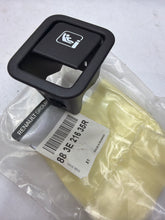 Cargar imagen en el visor de la galería, 883E21635R TAPA ASIENTO RENAULT
