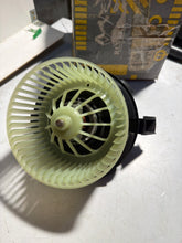 Cargar imagen en el visor de la galería, 7701038538 HEATER FAN RENAULT
