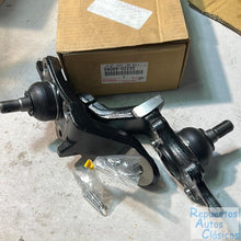 Cargar imagen en el visor de la galería, 04005-02235 Joint Assy Lwr Ball Toyota
