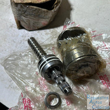 Cargar imagen en el visor de la galería, 04044-60110 FRONT STEERING GEAR &amp; LINK, toyota
