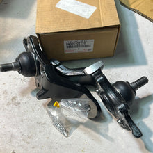 Cargar imagen en el visor de la galería, 04005-02235 Joint Assy Lwr Ball Toyota
