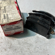 Cargar imagen en el visor de la galería, 04466-17051 PAD KIT, DISC BRAKE, REAR, toyota,
