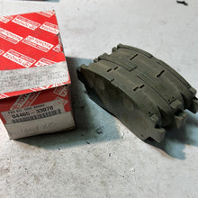 Cargar imagen en el visor de la galería, 04465-33070 PAD KIT, DISC BRAKE, FRONT, toyota,
