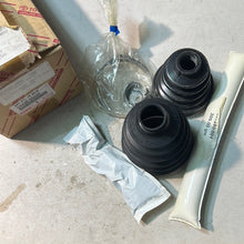 Cargar imagen en el visor de la galería, 04438-05020 BOOT KIT, FRONT DRIVE SHAFT, IN &amp; OUTBOARD, RH, toyota,
