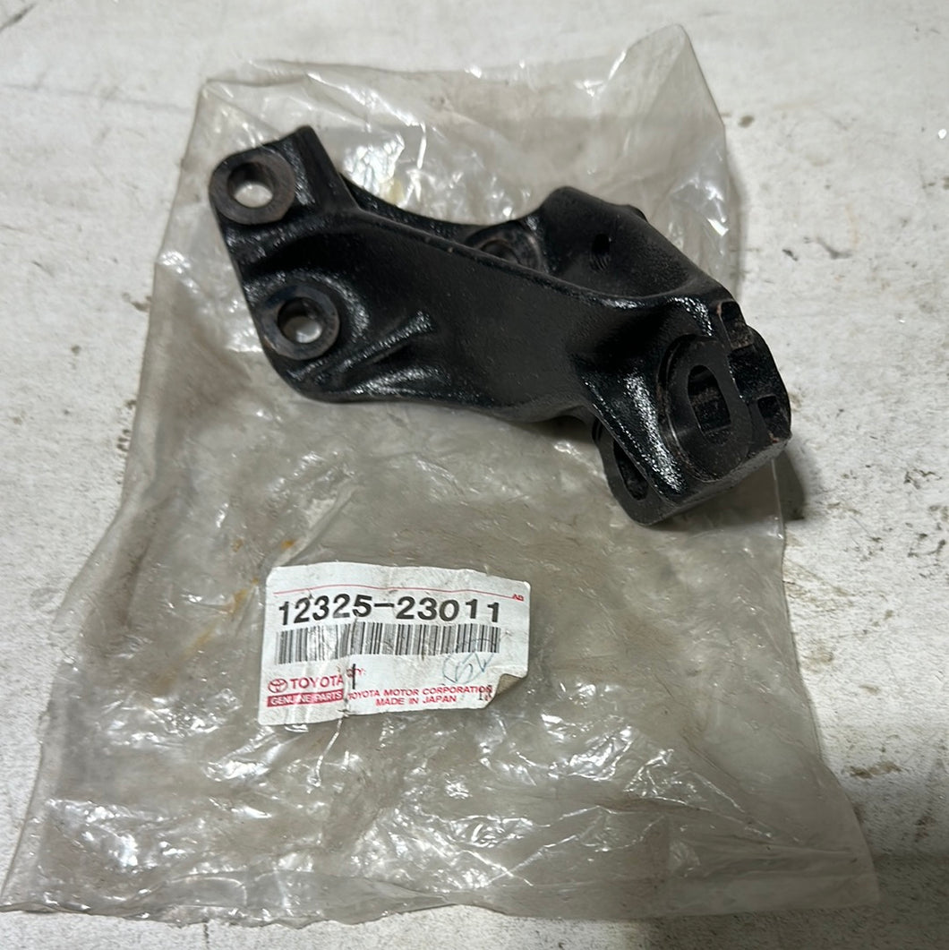 12325-23011 BRACKET, ENGINE MOUNTING, LH(FOR TRANSVERSE ENGINE), toyota,