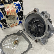 Load image into Gallery viewer, Water Pump PWA351 TOYOTA
